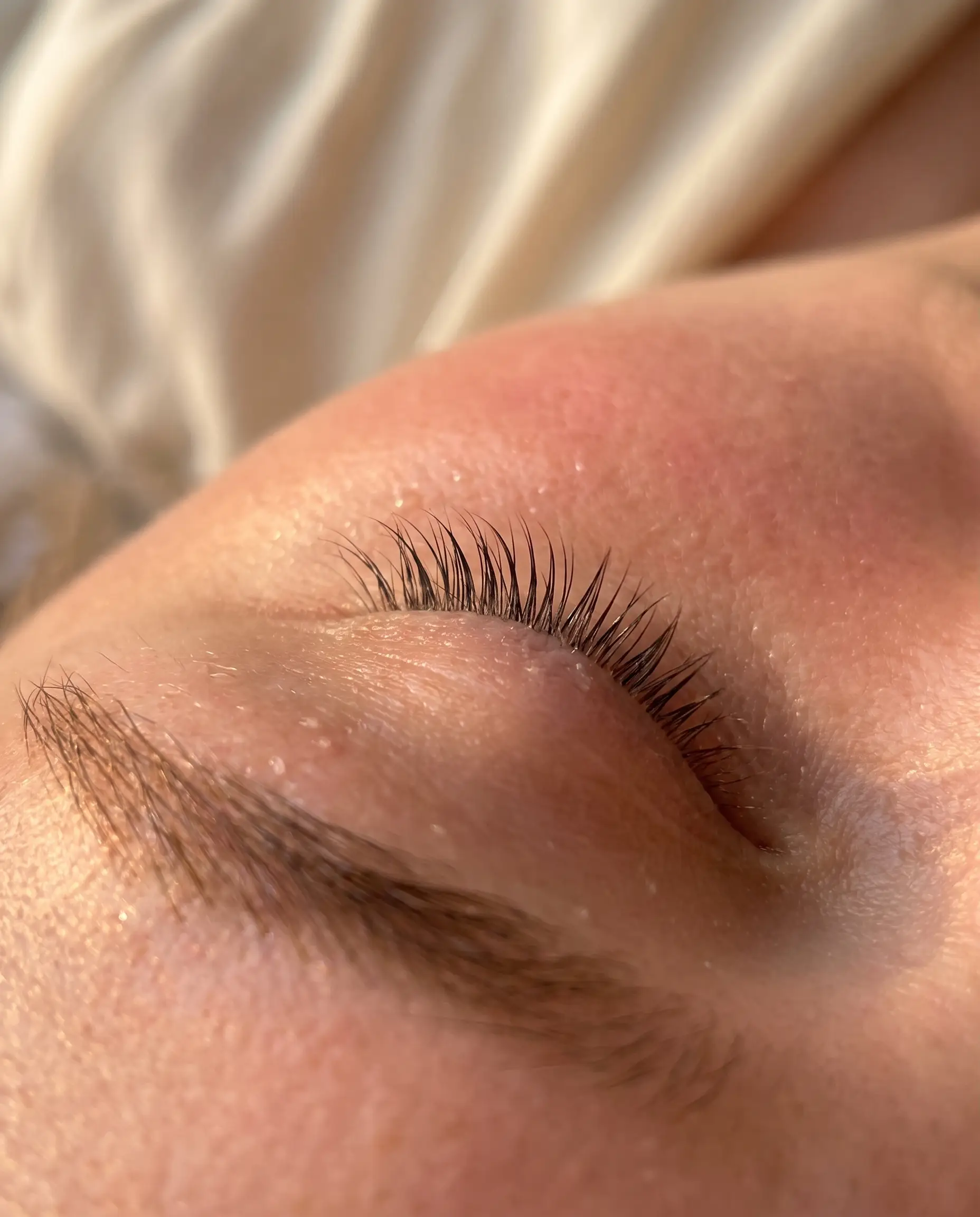 Pestanas naturais curvadas após lash lifting